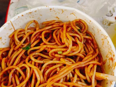 朋友分享武汉美食实用资料，老张品尝热干面和蛋酒超舒坦