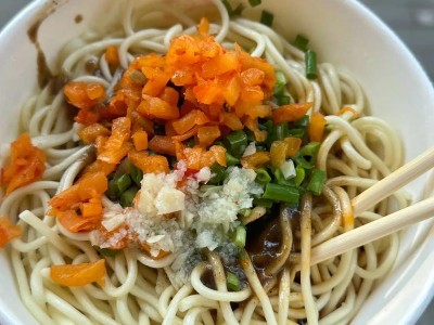 武汉美食攻略：热干面搭配蛋酒开启活力满满的一天