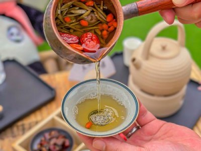 朋友小王邀我饮茶，讲述武汉品茶独特体验及过往经历